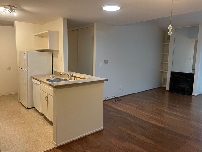 Building Photo - HOTEL CIRCLE - WOOD FLOORS, FIREPLACE, VIEWS. QUIET PENTHOUSE Unit E326