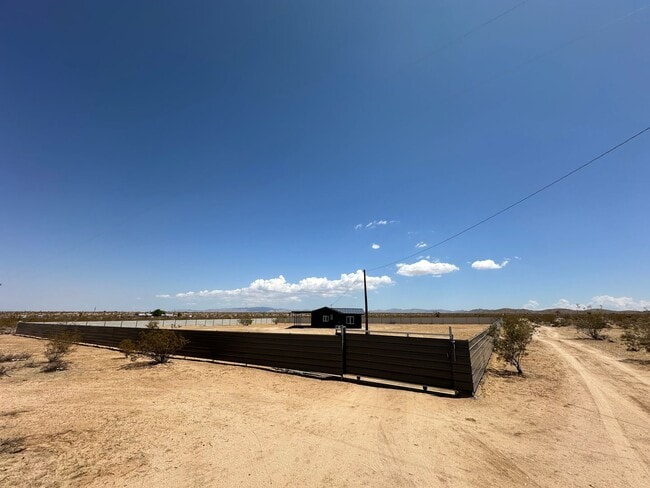 Building Photo - PRIVACY! PRIVACY! Cute newly remodeled 2 b...