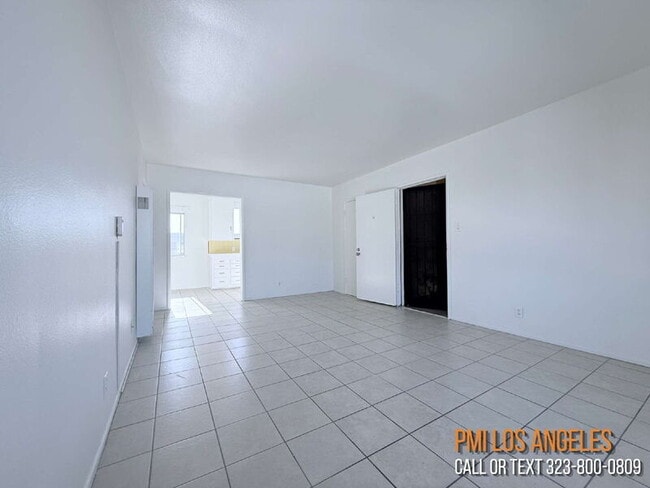 Photo - 943 W 68th St