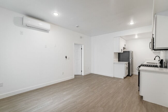 Photo - 1527 Veteran Ave