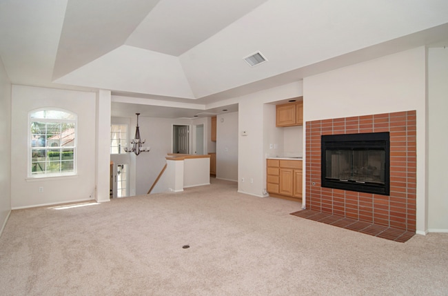 Building Photo - Port Royale three bedroom three bath yard gardener