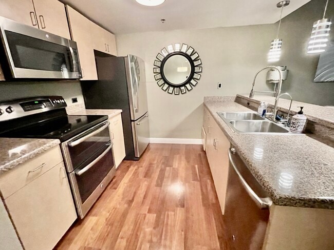 Building Photo - 425 W Beech Unit 504