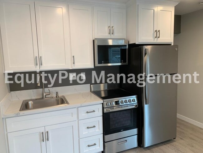 Photo - 7043 Pickering Ave