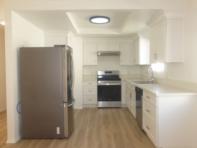 Building Photo - 673 W 20th St Unit #3