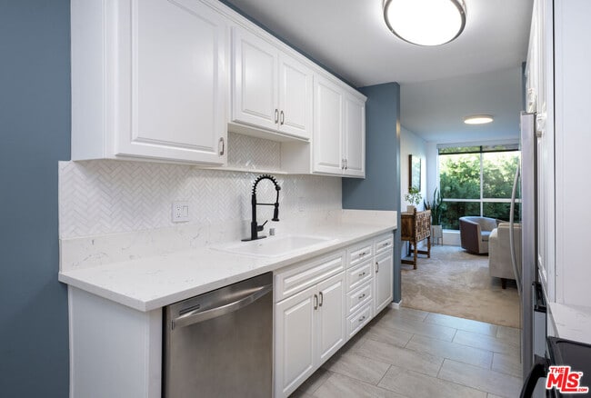 Photo - 927 Kings Rd Unit 317