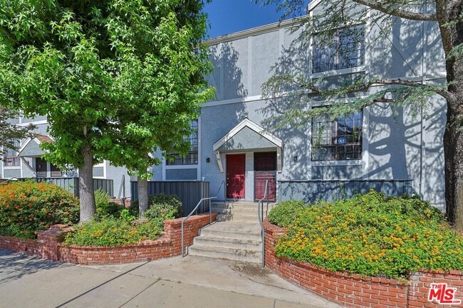 Photo - 18100 Burbank Blvd