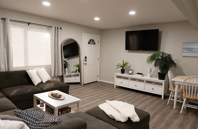 Photo - 6716 N Elman St Unit apt 1