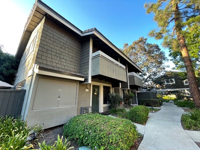 Building Photo - 160 Streamwood Unit 160 Streamwood