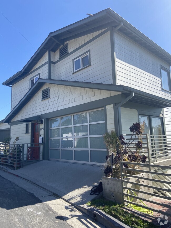 Building Photo - 1626 Redesdale Ave Rental