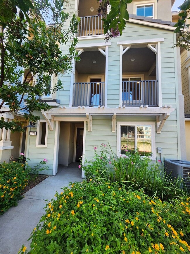 Building Photo - Gorgeous Tri-level Townhouse 3 beds 3 1/2 ...