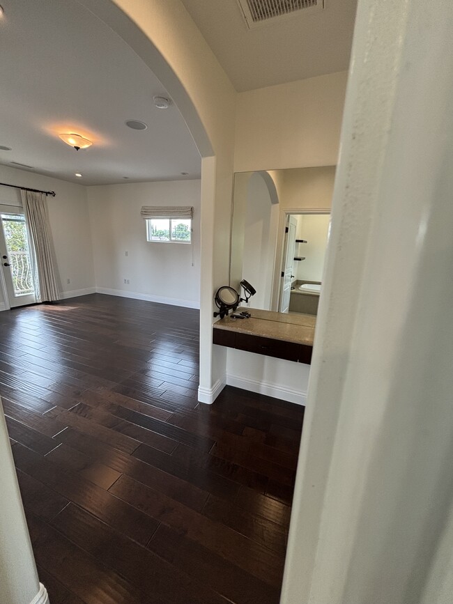 Primary Bedroom - 5960 Balcom Ave