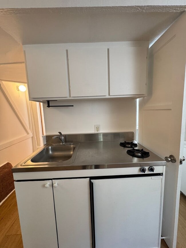 Photo - Hayworth Courtyard Apartments – West Hollywood Living