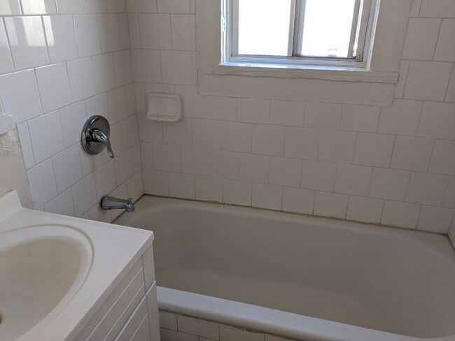 Bathroom - 206 N New Hampshire Ave Unit 12