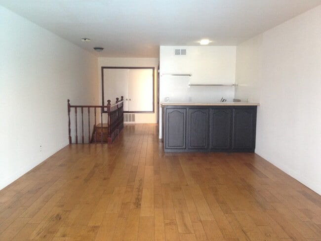 Building Photo - Los Caballeros #007 Unit 7B