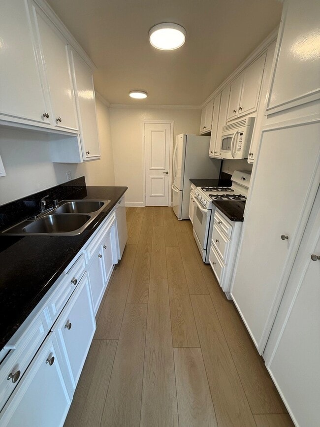 Photo - 1940 Malcolm Ave Unit 201