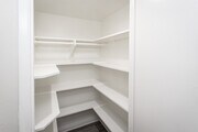 2BR, 2BA - 850SF - Walk-In Closet - 250 E Acacia St. Apartments