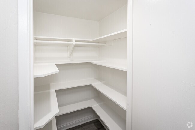 2BR, 2BA - 850SF - Walk-In Closet - 250 E Acacia St.