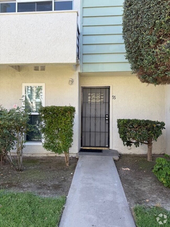 Building Photo - Remodeled Condo in Tustin