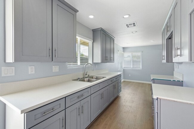 Building Photo - FULLY UPDATED 2 Bedroom/ 2 bathroom condo ...