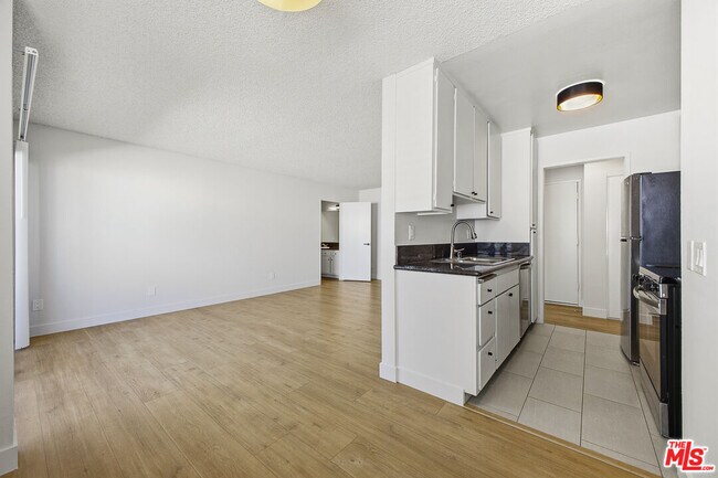 Photo - 1352 S Carmelina Ave Unit 311