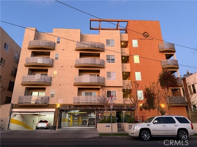 Building Photo - 2311 W 10th St Unit 404