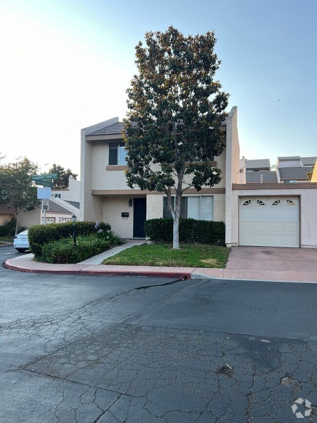 Building Photo - 3 bedroom 2 bath townhouse for rent
