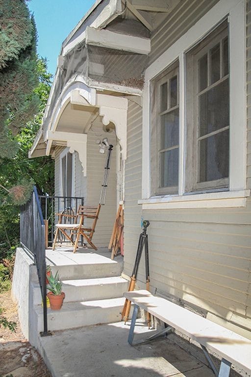 The back house is for rent - 609 S Avenue 60 House