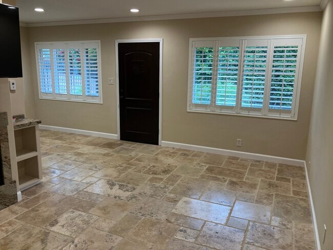 Unit B Livingroom - 1105 N Milpas St Rental