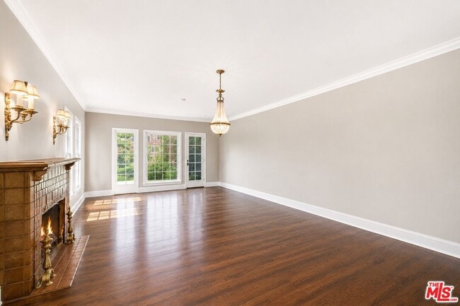 Photo - 401 N McCadden Pl