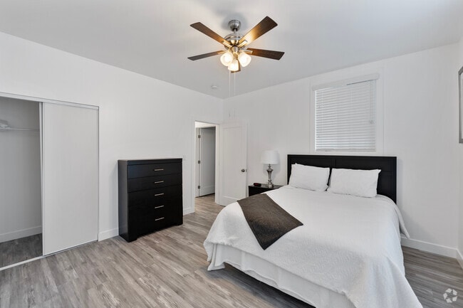 2BR, 2BA - 900SF - Oak Street Apartments