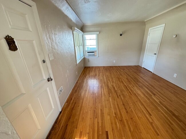 Building Photo - 318 N Bushnell Ave Unit 318