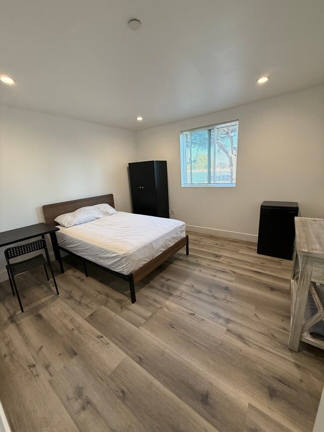 Photo - 1112 W 40th Pl