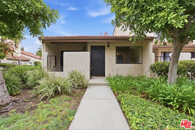 Building Photo - 18136 Oxnard St Unit 39