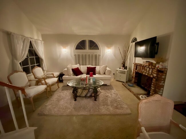 Building Photo - 124 Alicante Aisle