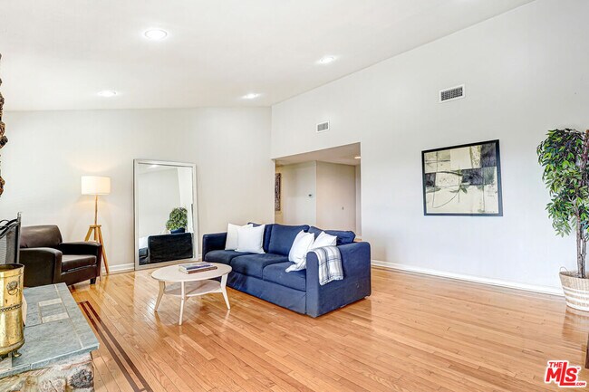 Photo - 24648 Eilat St