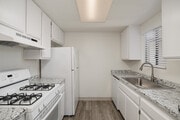 2BR, 2BA - 925SF - Kitchen - Legacy Residential Apartments