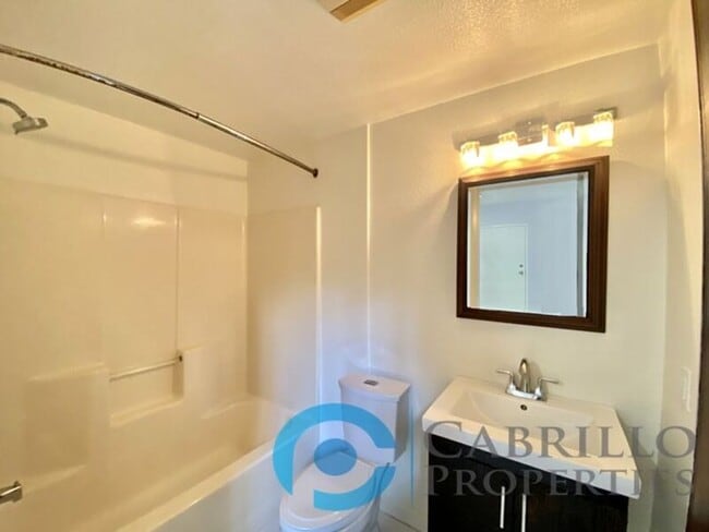 Photo - 908 G St