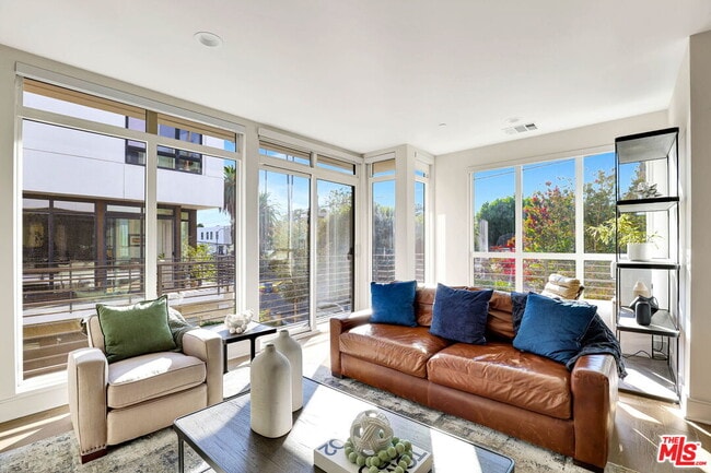 Photo - 1414 1/2 N Stanley Ave