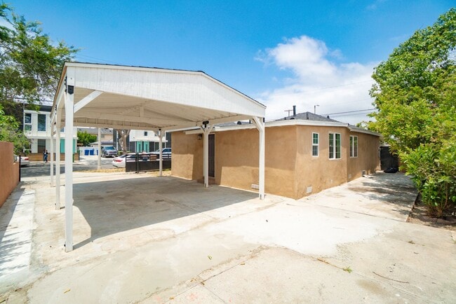 Photo - RECENTLY REMODELED, BRIGHT & AIRY 3BR2BA HOUSE ON SPACIOUS CORNER LOT W/ LARGE WRAP AROUND YARD &...