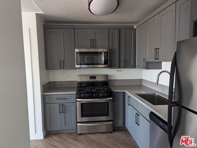 Building Photo - 310 S Kenmore Ave Rental