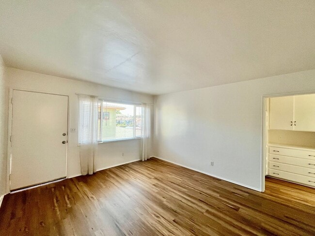 Building Photo - Upstairs 1 Bedroom Apt with 1-Car Garage N... Unit 3129 1/2