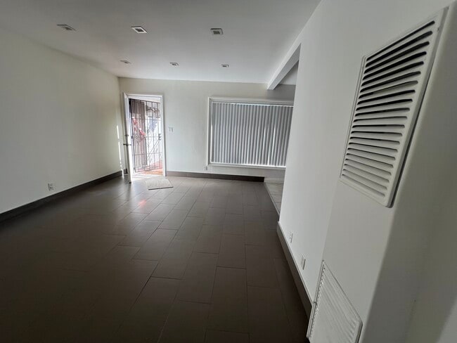 Building Photo - 6906 Marbrisa Ave Unit D