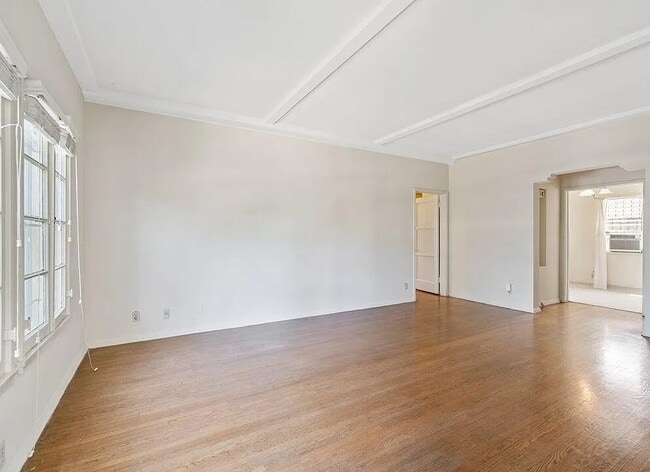 Photo - 5360 Clinton St