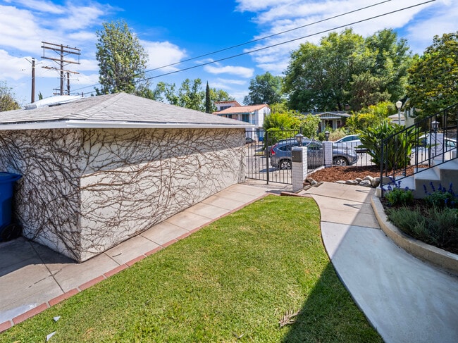Photo - 2811 Angus St