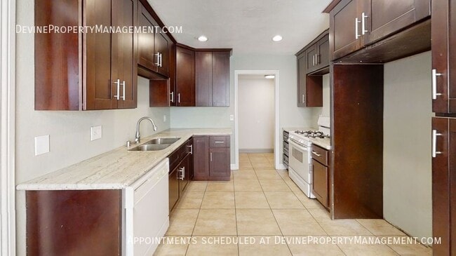 Building Photo - 12995 Chestnut Ave