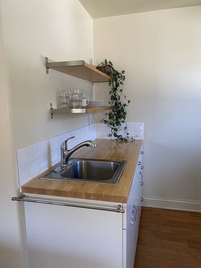 Kitchenette - 12254 Darlington Ave