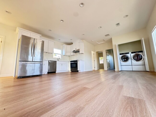 Building Photo - 6635 Vanguard Ave