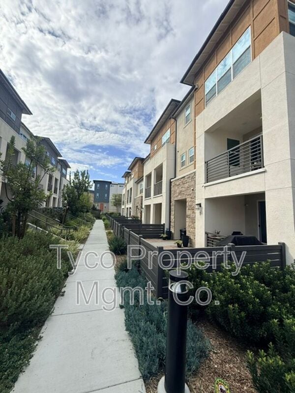 Photo - 784 Vada St