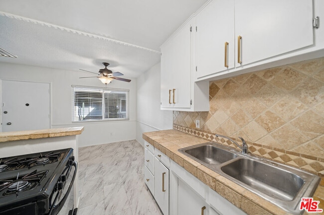 Photo - 7209 Willoughby Ave Unit 2