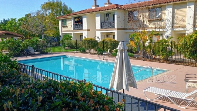 Building Photo - 1013 S Sunshine Ave Unit L